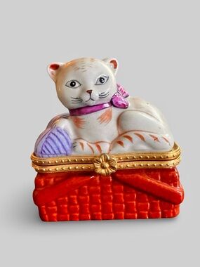 Decorative White Cat Trinket Box with Pink Collar and Red Base